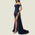 Midnattsblå Satinklänning med Pärlbroderat Liv och Off-shoulder