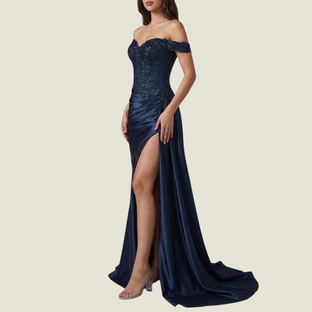 Midnattsblå Satinklänning med Pärlbroderat Liv och Off-shoulder