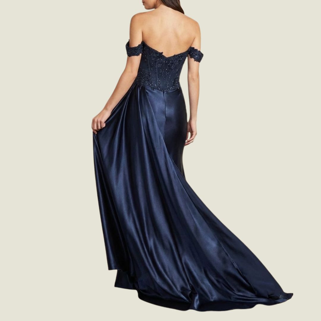 Midnattsblå Satinklänning med Pärlbroderat Liv och Off-shoulder