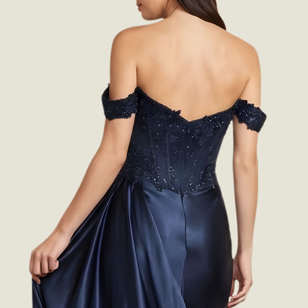 Midnattsblå Satinklänning med Pärlbroderat Liv och Off-shoulder