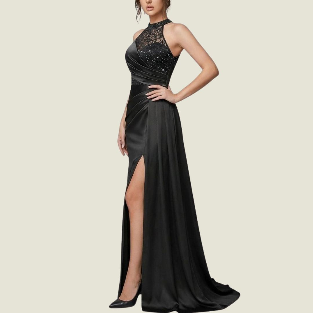 Svart Satinbalklänning med Halternecknow och Glittrande Spetsdetaljer