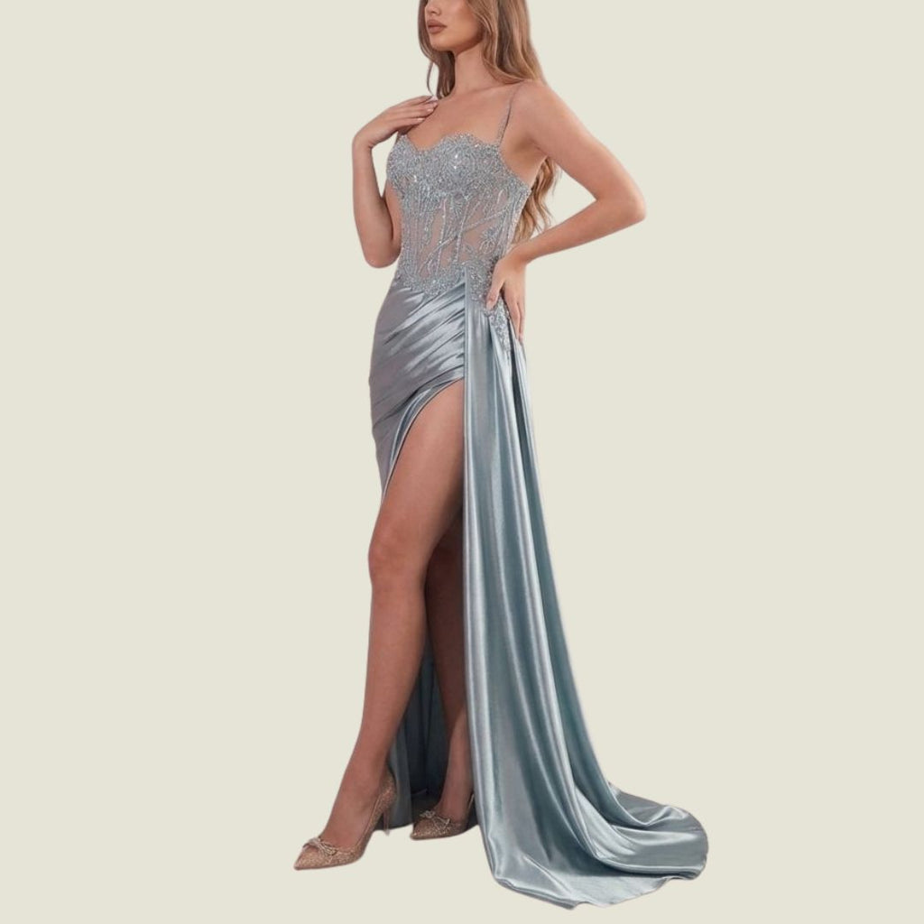 Silverglimmande Aftonklänning med Kristalliv och Sidodrapering