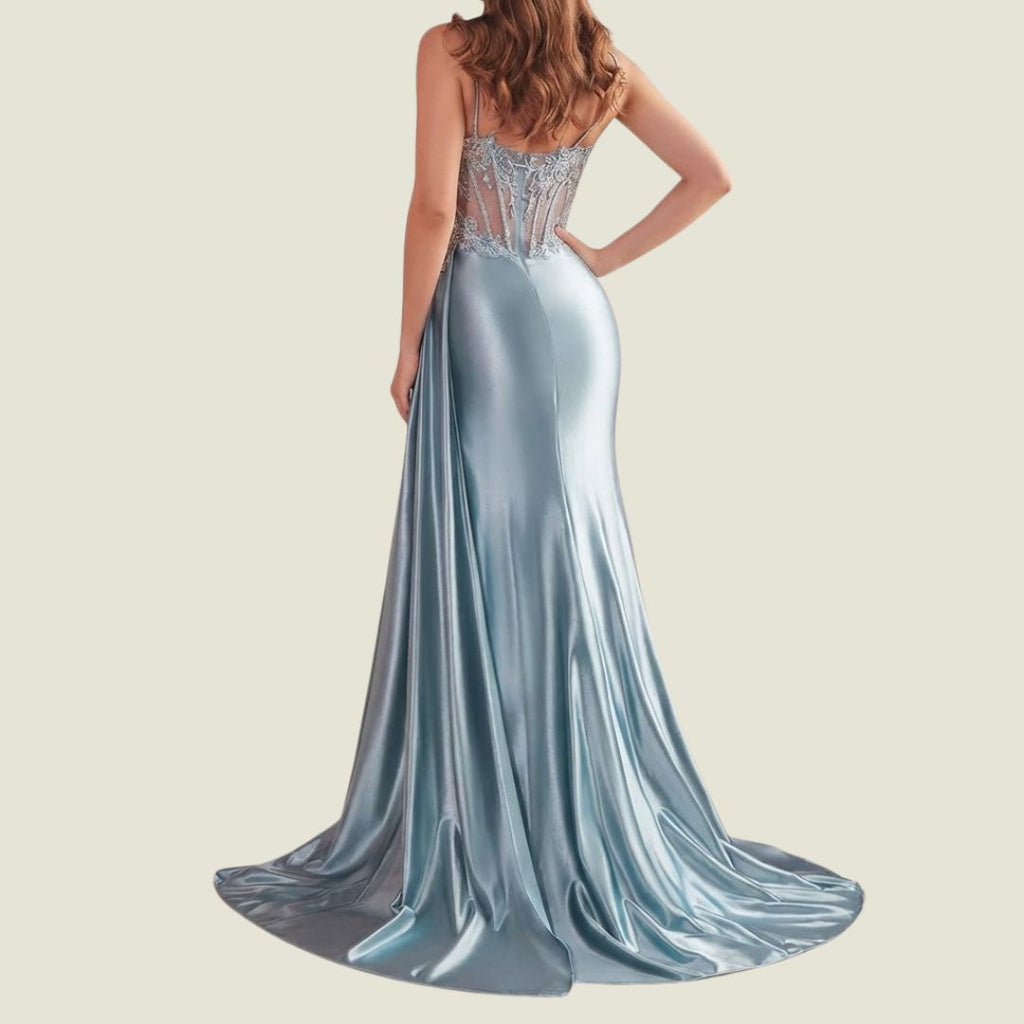 Silverglimmande Aftonklänning med Kristalliv och Sidodrapering