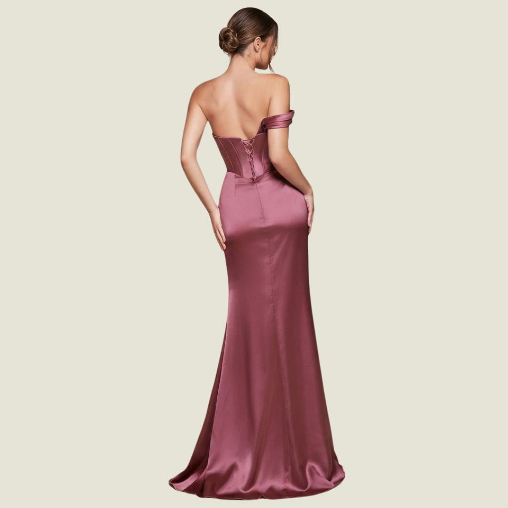 Dramatisk Satinbalklänning med Korsettliv och Hög Slits