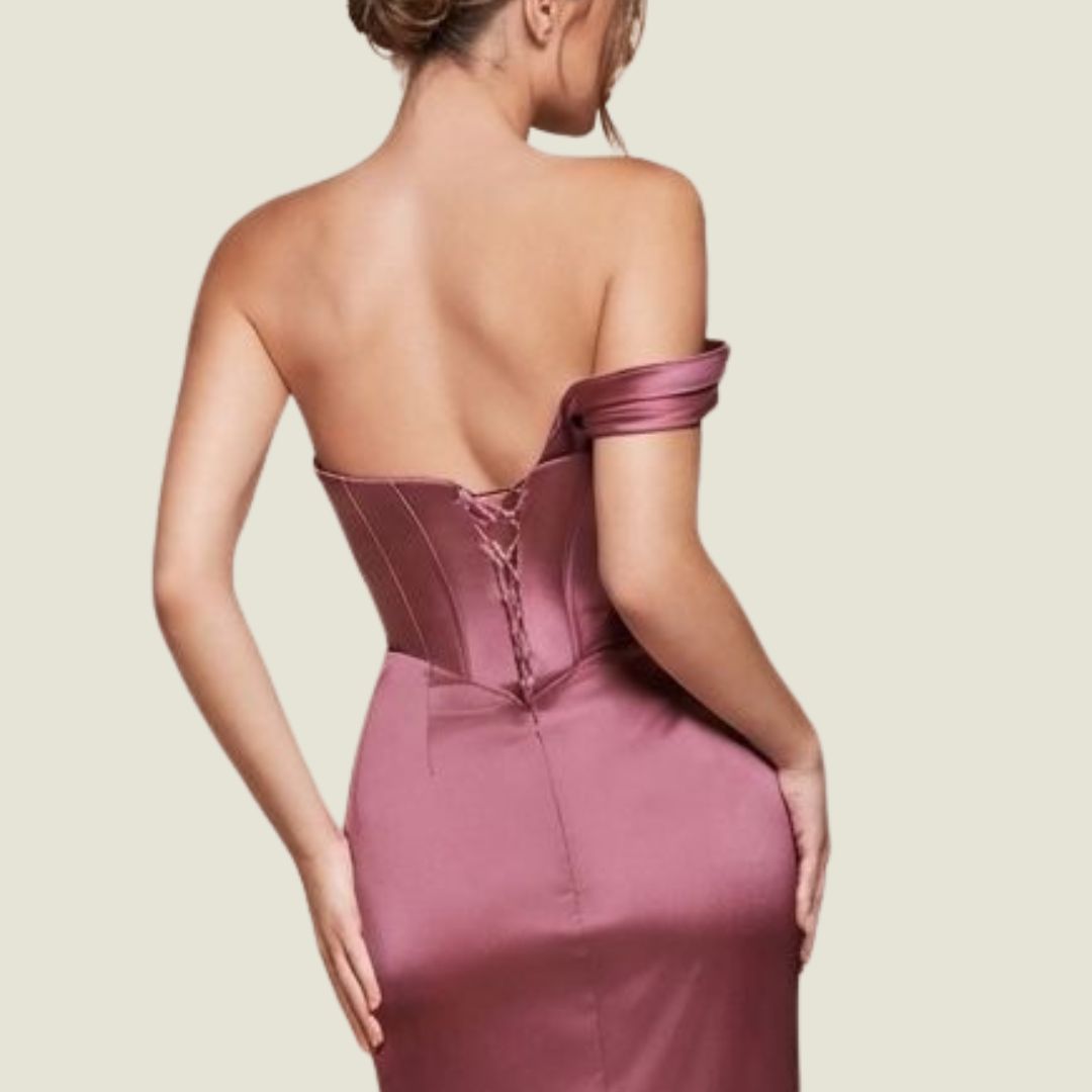 Dramatisk Satinbalklänning med Korsettliv och Hög Slits